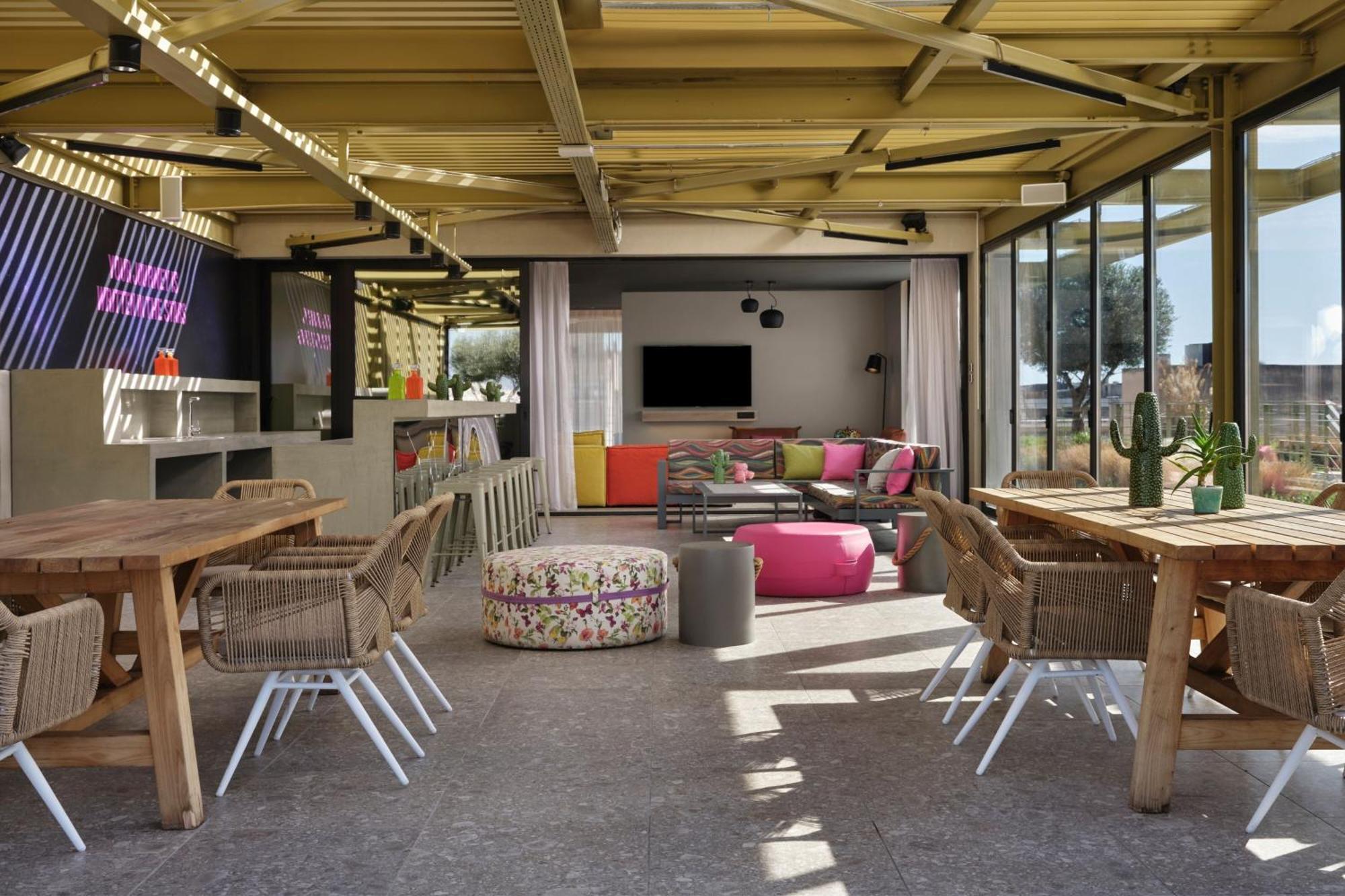 Moxy 3*